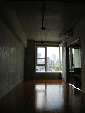 ブルー、都会のビル郡が窓から・・・