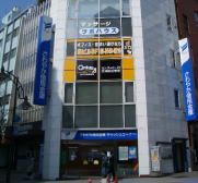 右手が入り口です。3階がお店です。